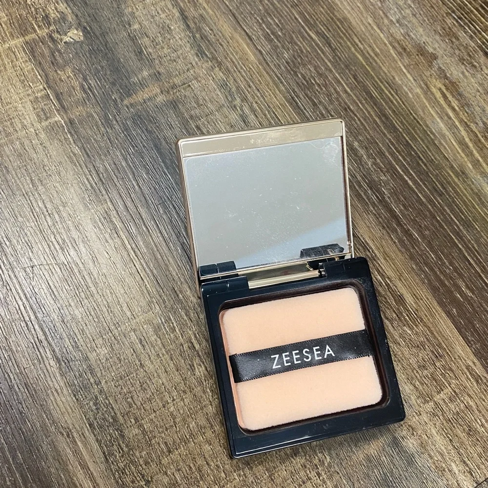x The British Museum Black and Gold‎ Pressed Powder Full Coverage Even Skin Tone